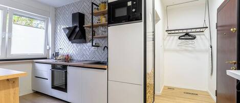 Køleskab, mikrobølgeovn, ovn, kogeplade