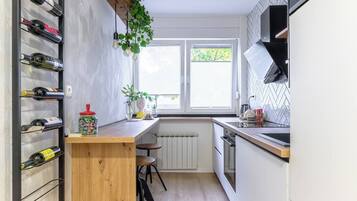 Een koelkast, een magnetron, een oven, een kookplaat