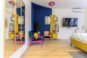 1 dormitorio, tabla de planchar con plancha, wifi y ropa de cama