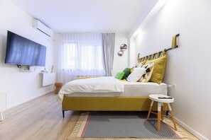 1 dormitorio, tabla de planchar con plancha, wifi y ropa de cama
