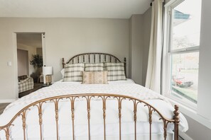 5 bedrooms, desk, WiFi, bed sheets