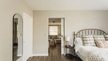 5 bedrooms, desk, WiFi, bed sheets