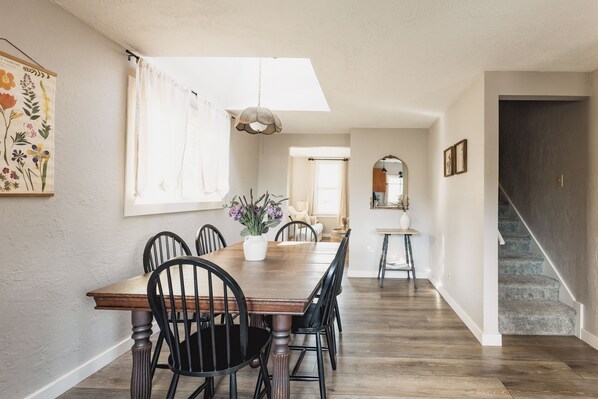 Dining - Albany Getaway with a King Bed, Bonus Kitchen, & WiFi (Albany)