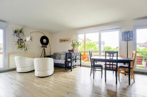 TV, books - Appartement Lumineux et Calme, 3 Chambres, à Proximité D'annecy et des Plages (Poisy)