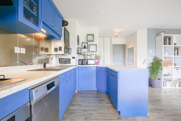 Fridge, microwave, oven, stovetop - Appartement Lumineux et Calme, 3 Chambres, à Proximité D'annecy et des Plages (Poisy)