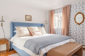 3 bedrooms, desk, iron/ironing board, travel crib