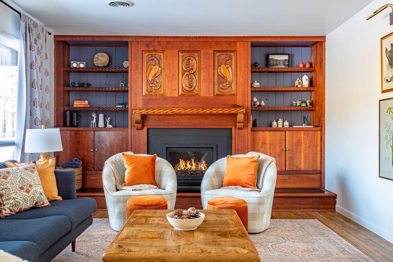 Smart-tv, böcker och kontor