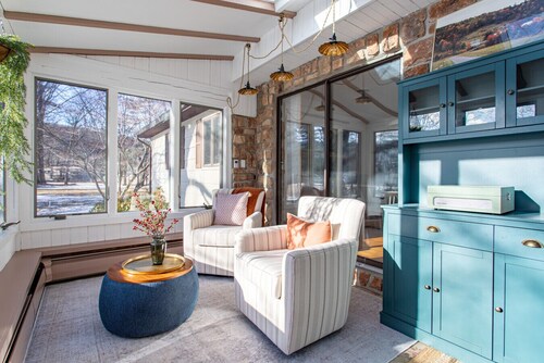 Beautiful Riverside w/ Sunroom, FP, Walk to Town!