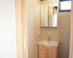 Shower, hair dryer, towels, soap - Agrokipos Tiny Cottage - Dimitris | Click&Flat (Rethymno)
