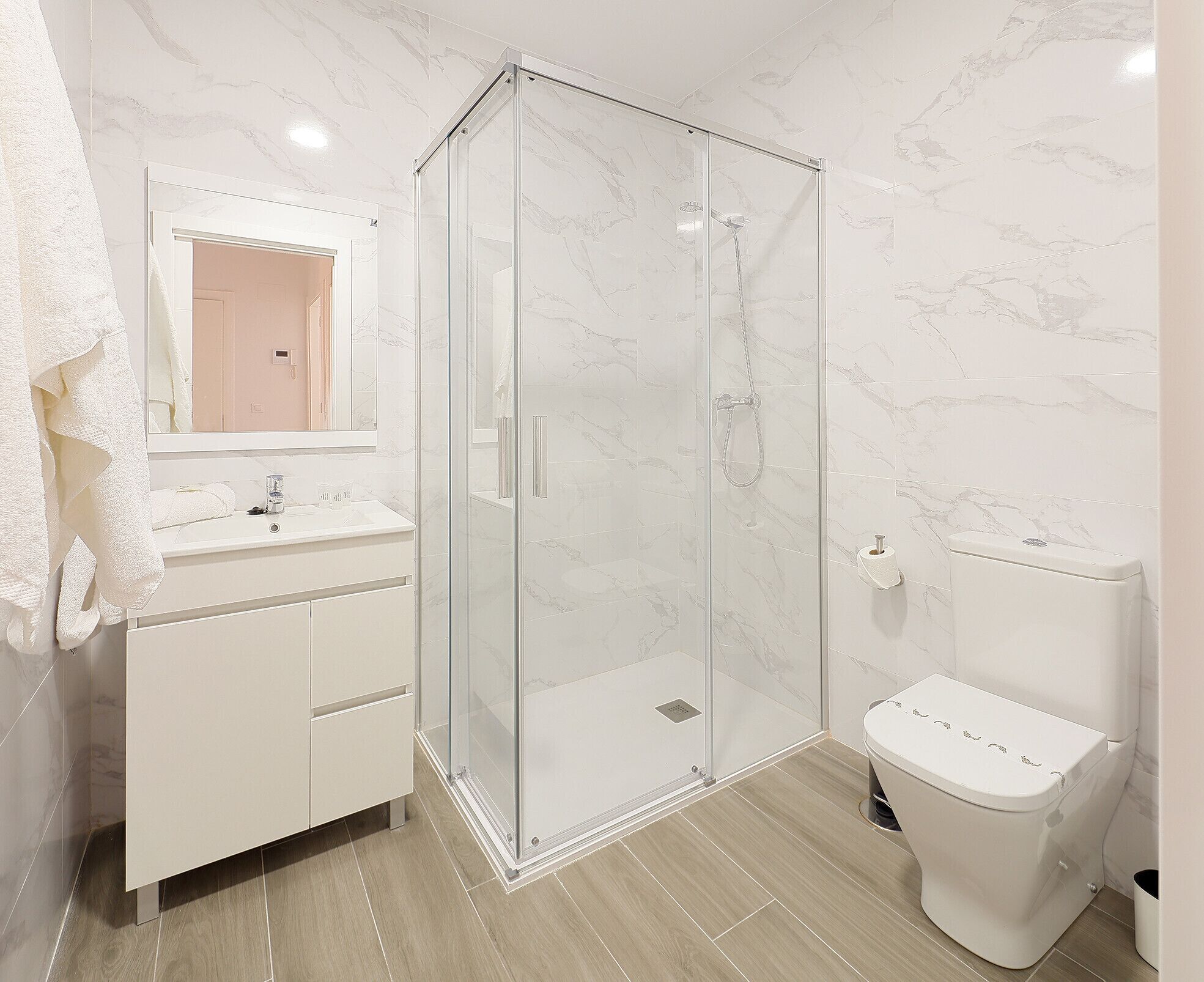 Dusche, Haartrockner, Handtücher