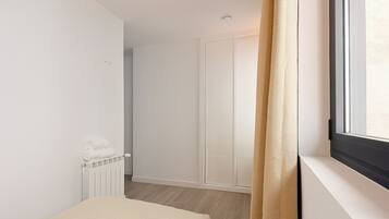 1 habitación, tabla de planchar con plancha, wifi gratis y ropa de cama