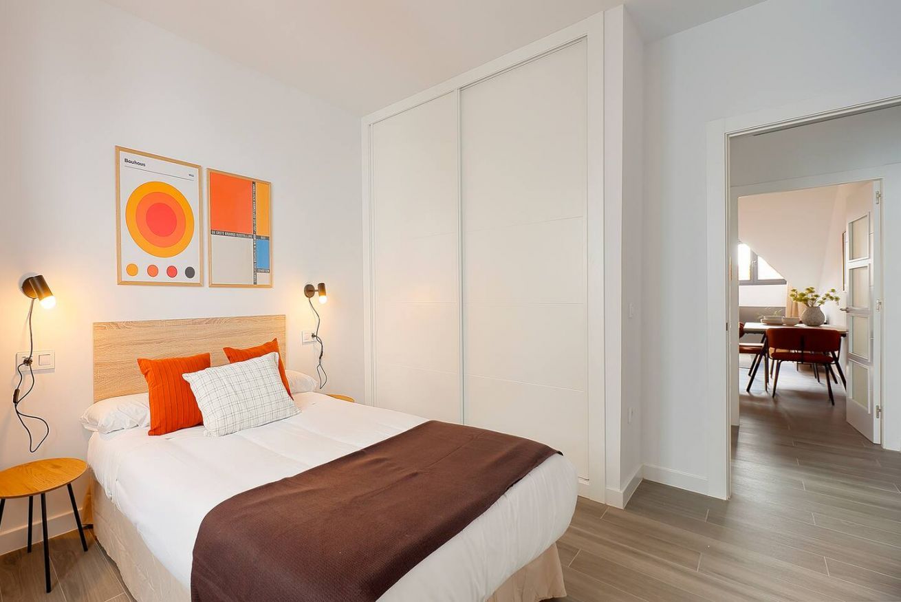 Une chambre d’hôtel avec un lit, un bureau et une chaise.