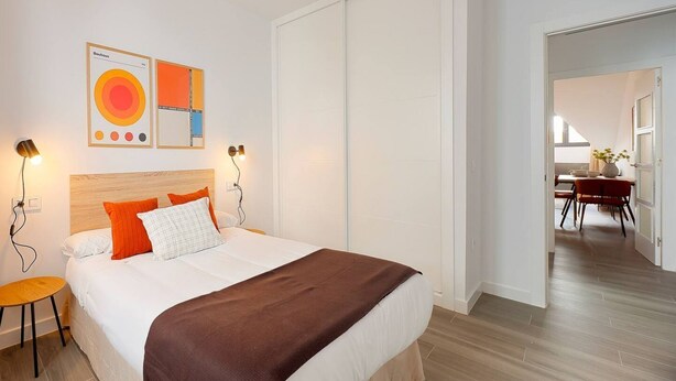 A hotel room with a bed, a desk, and a chair. - 644D2 Apartamento 5p Sobrecantu (Oviedo)
