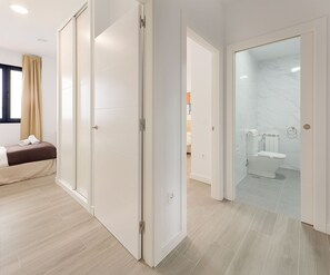 Dusj, hårføner og håndklær