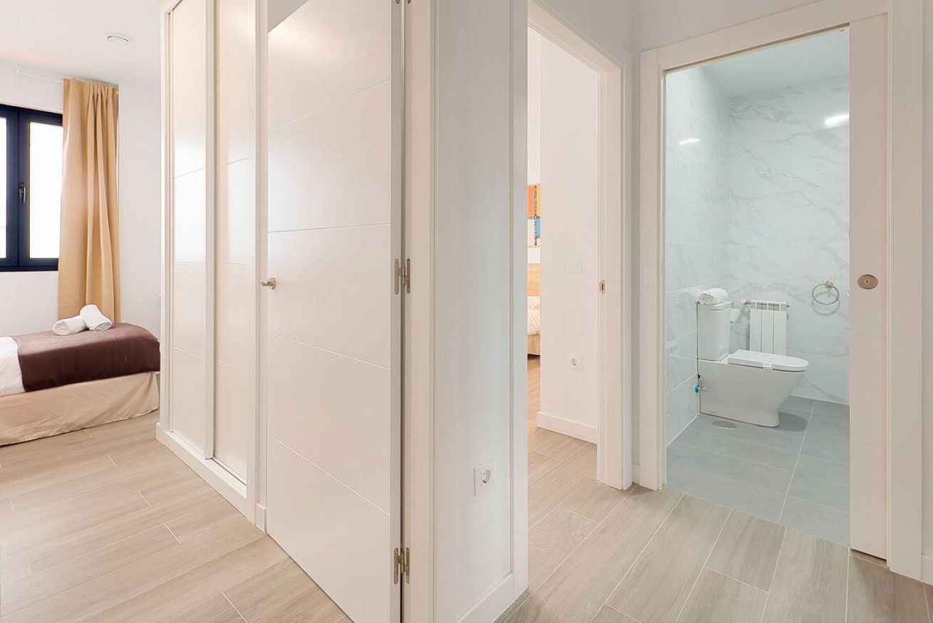 Shower, hair dryer, towels, shampoo