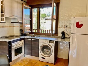 Refrigerador, microondas, lavavajillas y cafetera y tetera