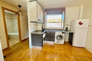 Wasserkocher mit Kaffee-/Teezubehör, Kühlschrank, Mikrowelle