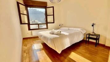 StrykjÀrn/strykbrÀda, gratis wi-fi och sÀngklÀder