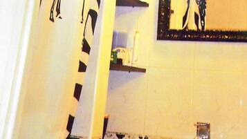 Een douche, een haardroger, handdoeken, zeep