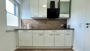 Een koelkast, een magnetron, een kookplaat, een vaatwasser