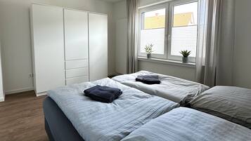 2 Schlafzimmer, BĂŒgeleisen/BĂŒgelbrett, Internetzugang, BettwĂ€sche