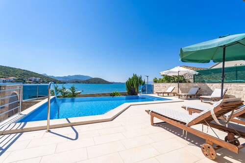 Beachfront Apartment house Hon with pool