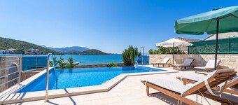 Beachfront Apartment house Hon with pool