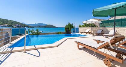 Beachfront Apartment house Hon with pool