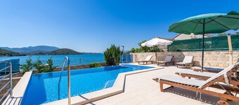 Beachfront Apartment house Hon with pool