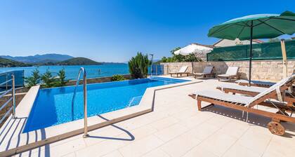 Beachfront Apartment house Hon with pool