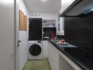 Geladeira, cafeteira/chaleira, talheres/pratos/utensílios de cozinha