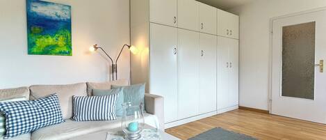 Een televisie, een dvd-speler en boeken