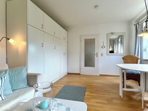 Fernseher, DVD-Player, Bücher