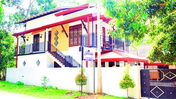 Vista frontal de la propiedad