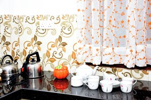 ห้องแฟมิลี่สวีท, ลานระเบียง, วิวสวน | ครัวส่วนตัว | ตู้เย็น, ไมโครเวฟ