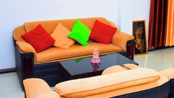Family Suite, Patio, Garden View | Living area