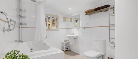 Baignoire Ă jets, sĂšche-cheveux, serviettes fournies, savon
