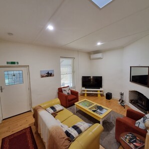 Smart TV, fireplace