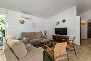 Televisión y chimenea 