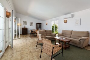 Televisión y chimenea 