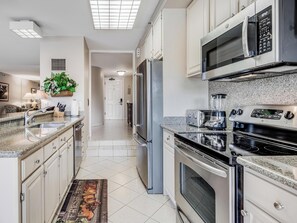 ثلاجة، ميكروويف، فرن، موقد طهي مسطح