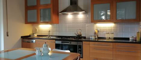 Micro-ondes, four, plaque de cuisson, lave-vaisselle