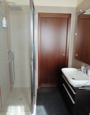Shower, hair dryer, bidet, towels - VASARI APARTMENT VERONA 2 ROOMS NEAR STATION, STADIUM, CENTER (Verona)