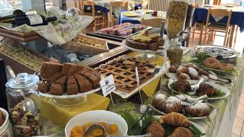 Tägliches inbegriffenes kontinentales Frühstück