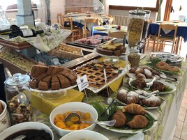 Desayuno continental gratuito y diario