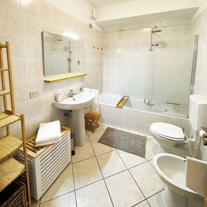 Een haardroger, een bidet, handdoeken, zeep