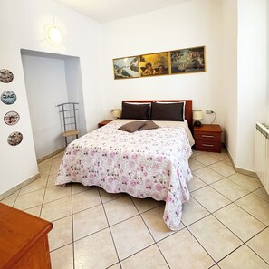 2 bedrooms, iron/ironing board, travel cot, free WiFi