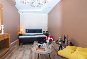 Suite clásica, vista a la ciudad | Baño | Amenidades de baño gratuitas y secadora de cabello 