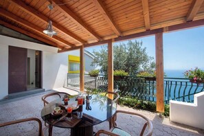 Outdoor dining - Terrazza sul mare (San Michele)