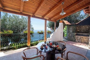 Outdoor dining - Terrazza sul mare (San Michele)